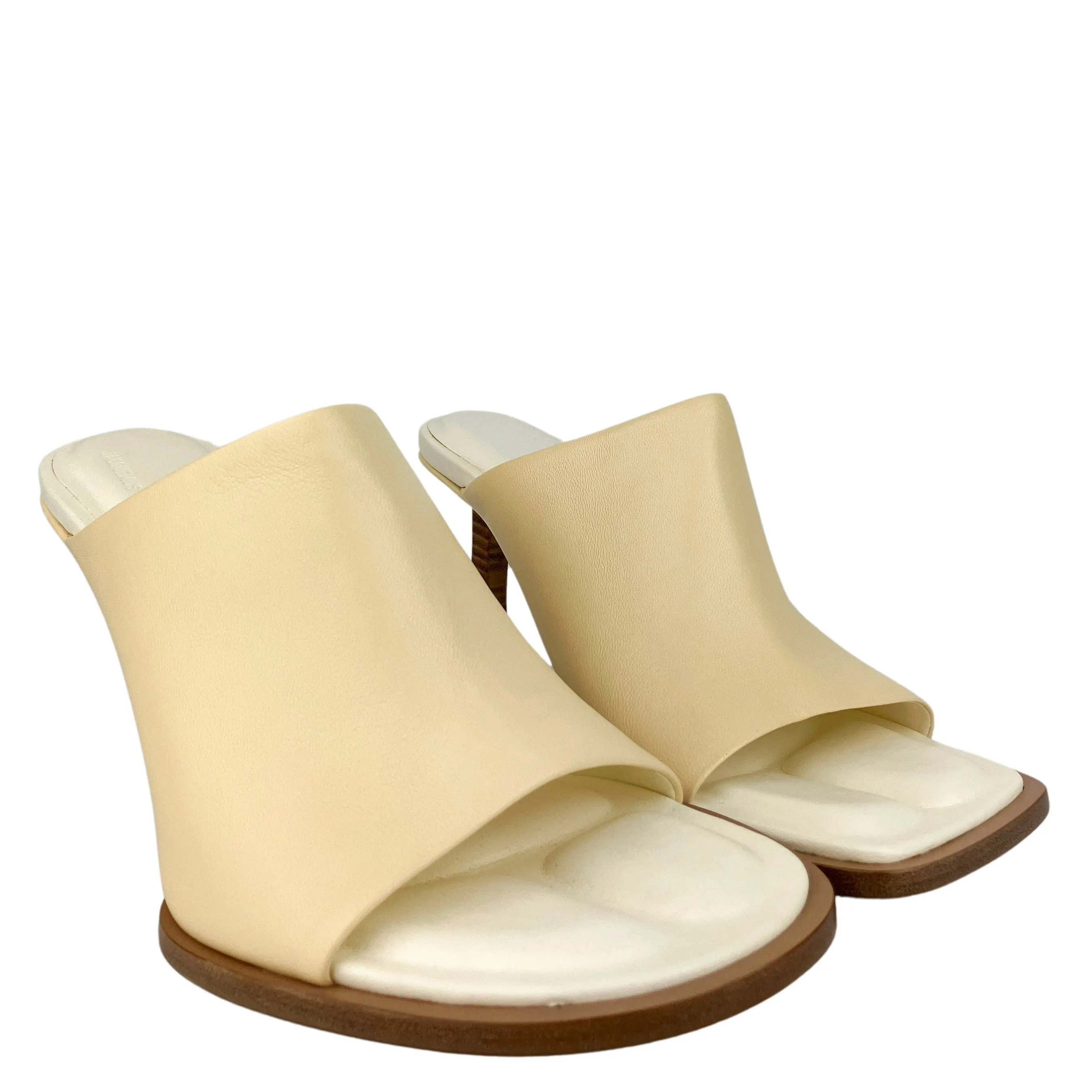 Jacquemus Les Mules Carrés Ronds Mules in Cream