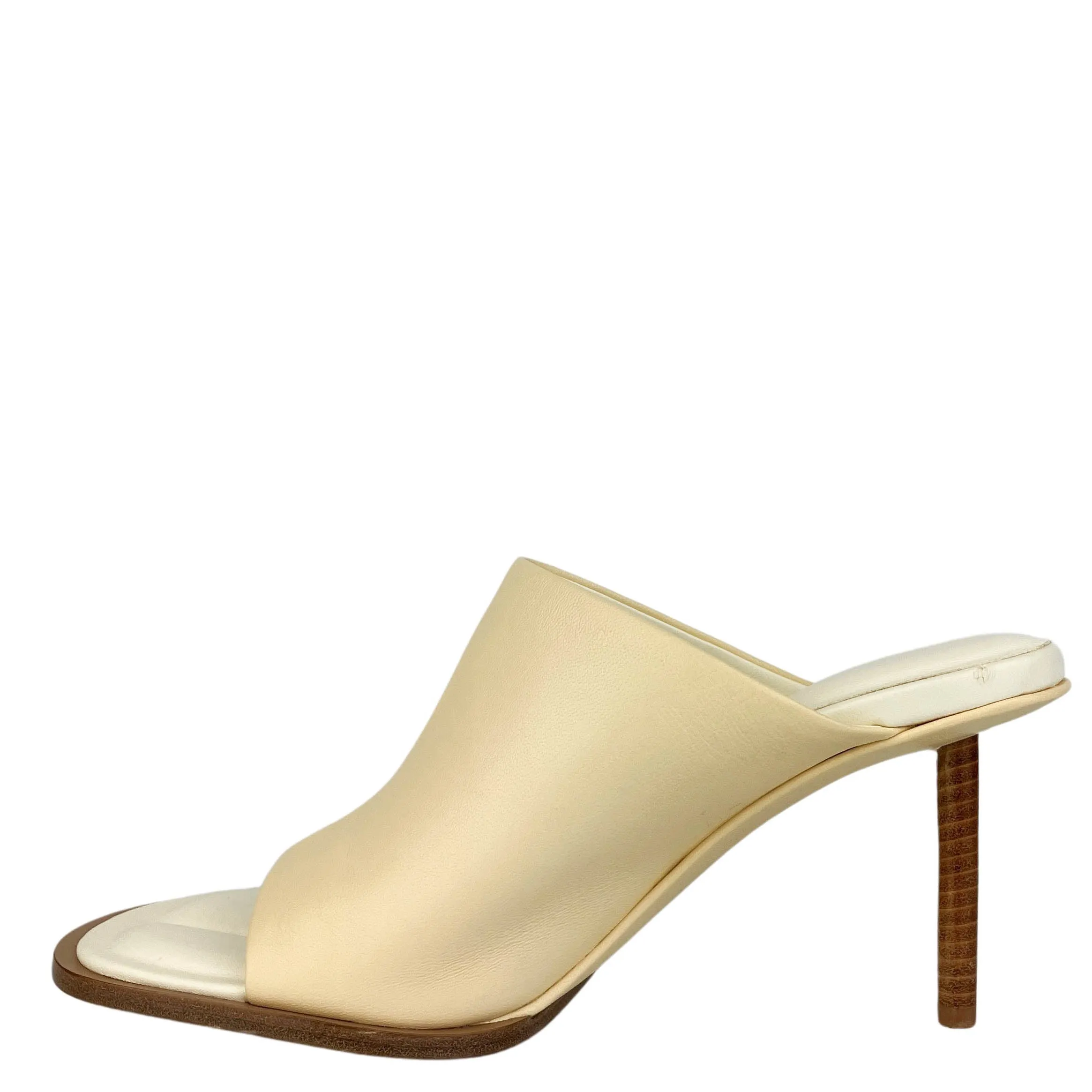 Jacquemus Les Mules Carrés Ronds Mules in Cream