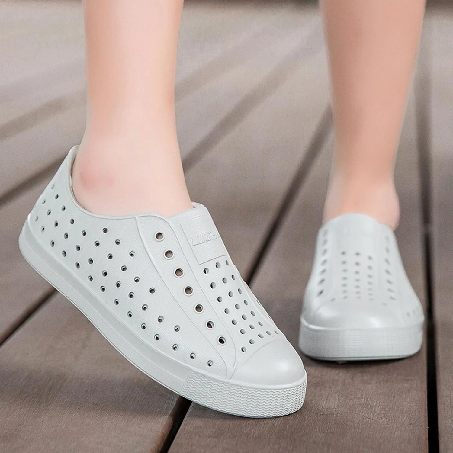 Kids’ Colorful Slip-On Garden Clogs, Lightweight Waterproof & Breathable Shoes with Non-Slip Sole, Available in Fun Colors for Outdoor Play, Beach, and Everyday Adventures